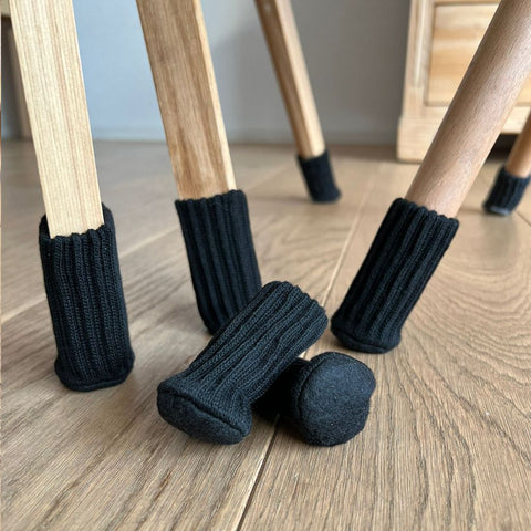 Verschiedene Stuhlbeine mit Stuhlsocken Schwarz