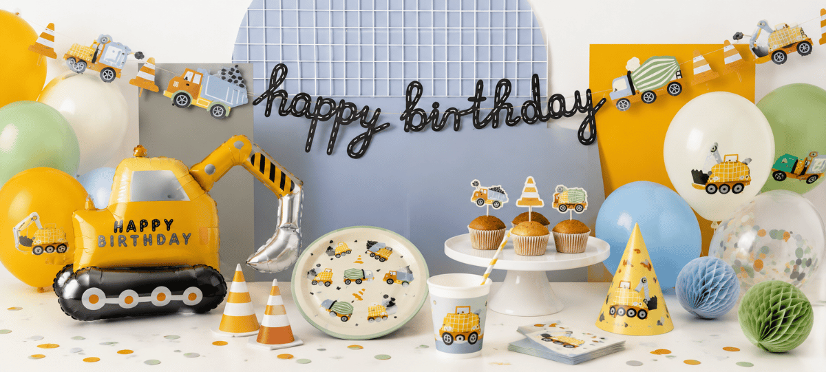 Modernes Baustellen-Partybanner mit Bagger-, Betonmischer- und Lastwagen-Dekoration, Ballons, Girlanden und Partyzubehör für einen Kindergeburtstag.
