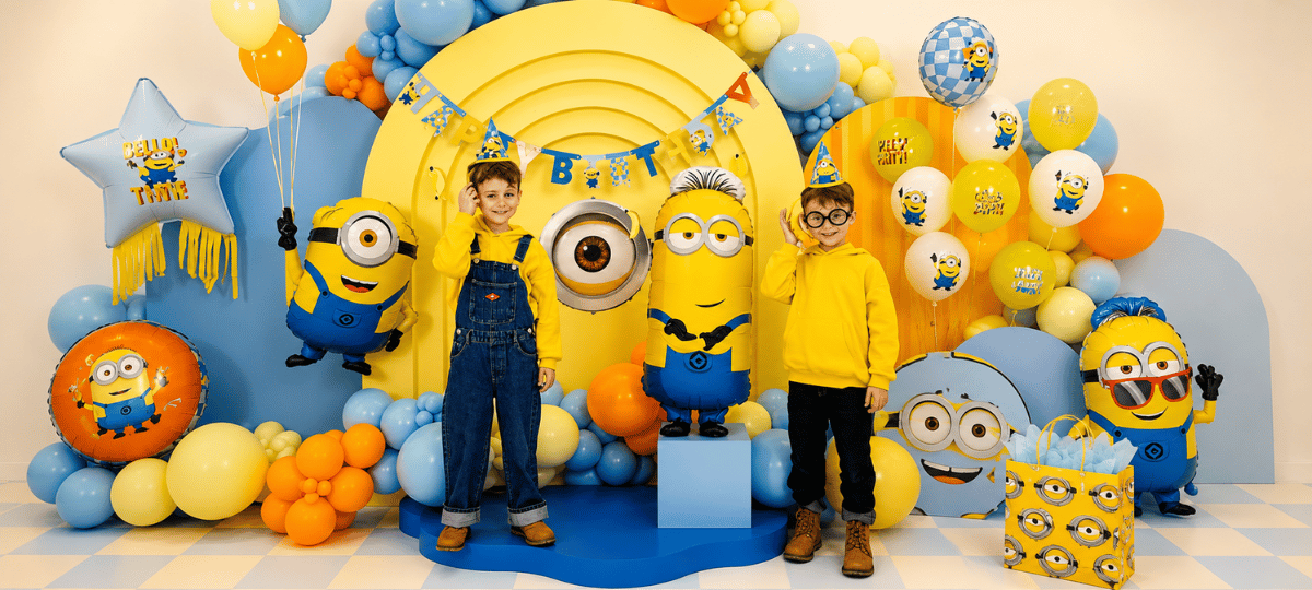 Fröhliches Minions-Partybanner mit gelb-blauer Dekoration, Minions-Ballons, Girlanden und Partyzubehör – perfekt für einen unvergesslichen Kindergeburtstag.