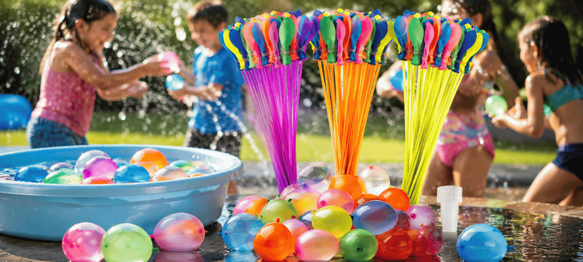 Bunte Wasserballons für sommerlichen Wasserspaß im Garten – ideal für Kindergeburtstage, Gartenpartys und heiße Sommertage.
