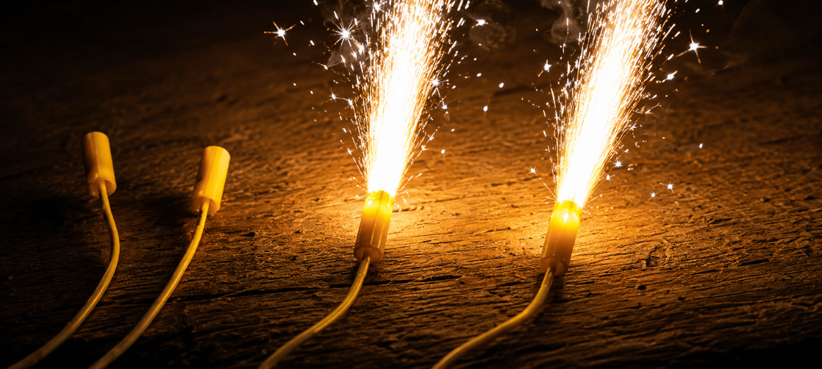 Elektrische Feuerwerkszünder mit Funken zur sicheren und präzisen Zündung von Feuerwerken mit Funkzündanlagen und Zündsystemen.