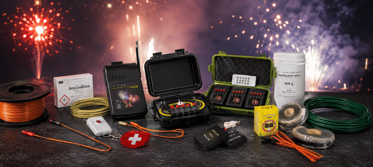 Feuerwerkzubehör mit Funkzündanlagen, Elektrozündern, Anzündlitze, Zündleitung und Rauchpulver vor einem stimmungsvollen Feuerwerkshintergrund.