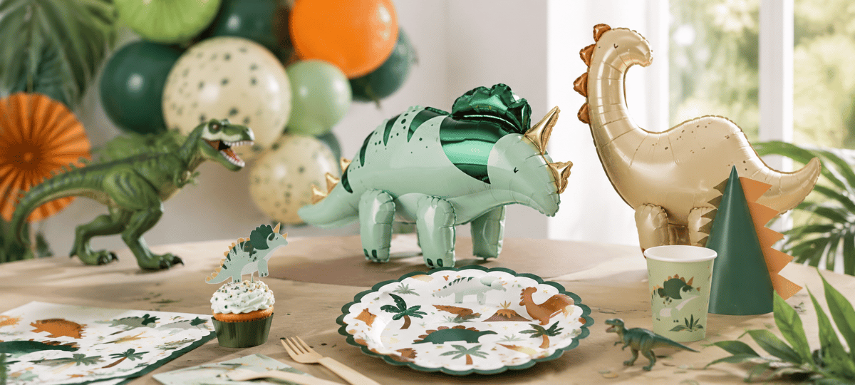 Hochwertiger Dinoparty-Kategoriebanner mit Dinosaurier-Folienballons, Dino-Dekoration und festlich gedecktem Geburtstagstisch in natürlichen Grün- und Erdtönen.