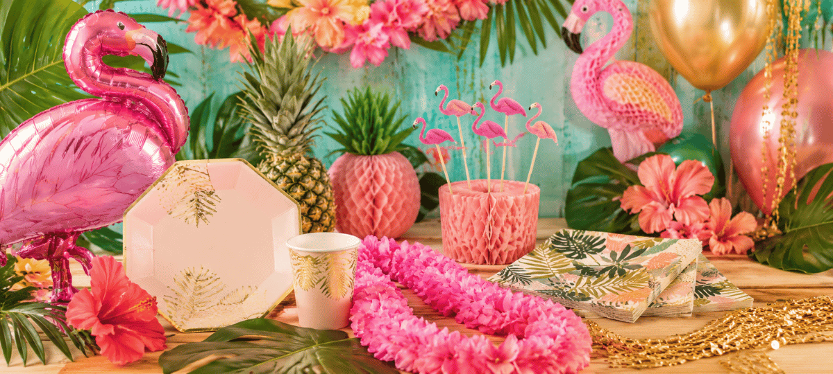 Hochwertiger Hawaii-Party-Kategoriebanner mit Flamingo-Dekoration, tropischen Blättern, Hibiskusblüten, Ananas, Hawaii-Blumenketten und sommerlichem Partyzubehör.