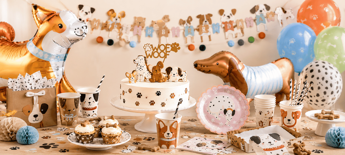 Liebevoll dekorierte Hundeparty mit Hundefolienballons, Bechern, Tellern, Girlanden und Partydekoration für einen tierischen Kindergeburtstag.