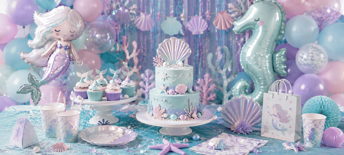 Hochwertiger Meerjungfrau-Party-Kategoriebanner mit Meerjungfrauen- und Seepferdchen-Folienballons, pastellfarbener Unterwasserdekoration, Muscheltorte und maritimem Partyzubehör.