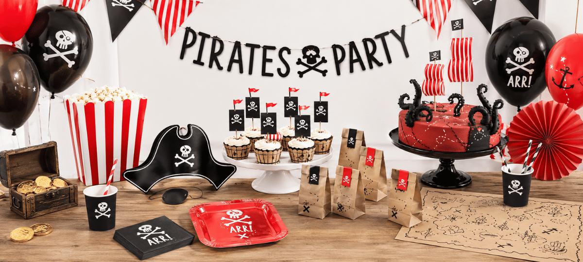 Piraten Party Dekoration mit Piratenhut, Schatztruhe, Piratenflaggen, Partygeschirr und Piratenzubehör für den Kindergeburtstag