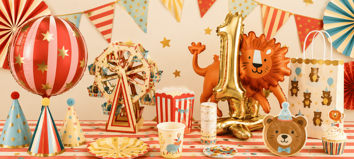 Zirkus Party Dekoration mit Folienballons, Riesenrad, Partyhüten, Tellern und buntem Partyzubehör für den Kindergeburtstag