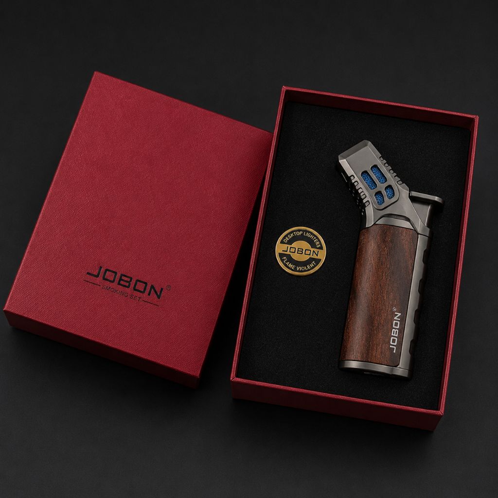 JOBON Premium Sturmfeuerzeug mit 4 Jetflammen in Holzoptik in hochwertiger roter Geschenkbox.
