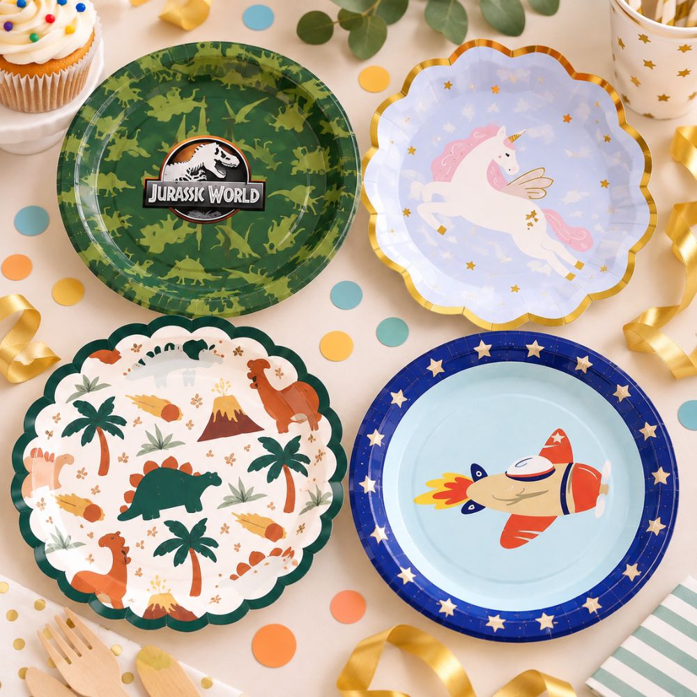 Party-Pappteller mit Dinosaurier-, Jurassic-World-, Einhorn- und Flugzeug-Motiven für Kindergeburtstage.