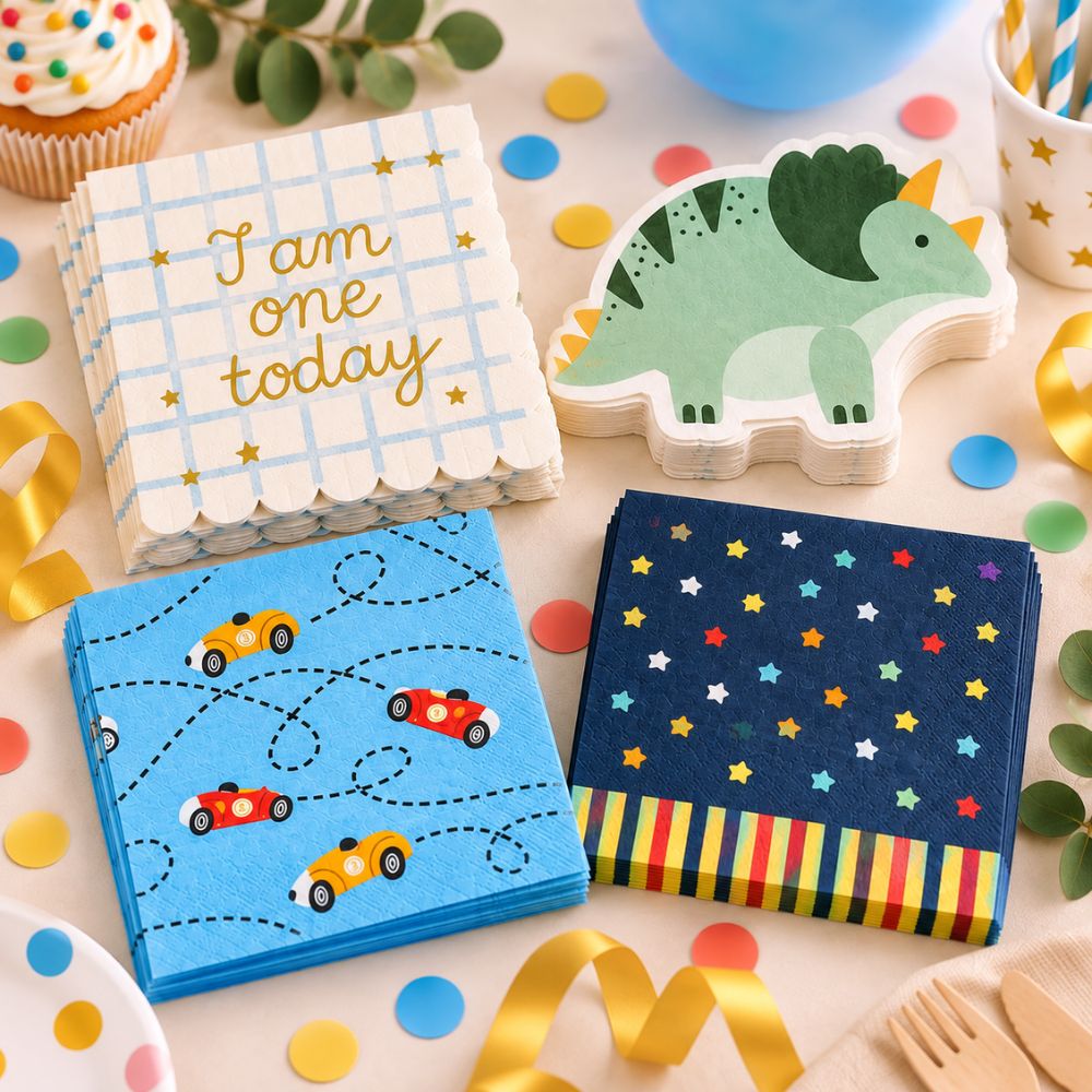 Verschiedene farbenfrohe Papierservietten für Kindergeburtstage mit Dino-, Auto- und Sternmotiven.
